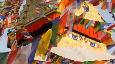 色彩斑斓的祈祷旗帜飞行风布达纳特佛塔神圣的宝塔象征尼泊尔加德满都golgen佛的眼睛日落重度营养